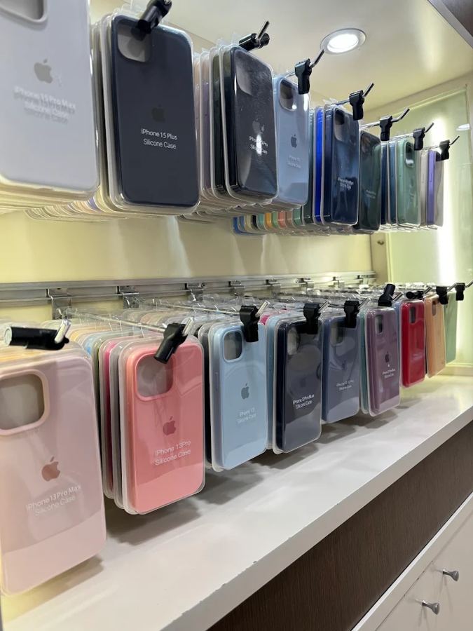 Pared de fundas de silicona para iPhone en la tienda